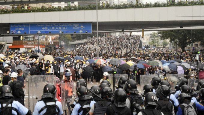 當日大批示威者集結金鐘夏愨道。