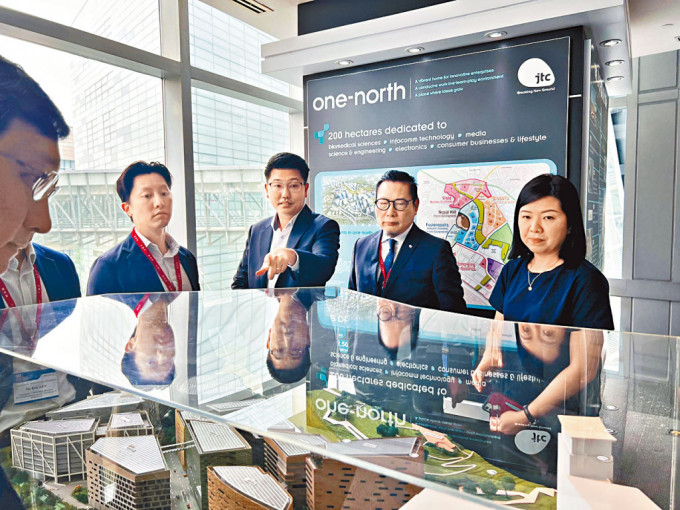 交流团拜访新加坡裕廊集团，了解当地工业规划。
