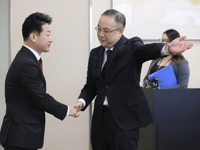 日本经济产业省贸易管理部长饭田阳一（右）和南韩产业通商资源部贸易政策官李浩铉（左）在东京会晤。AP