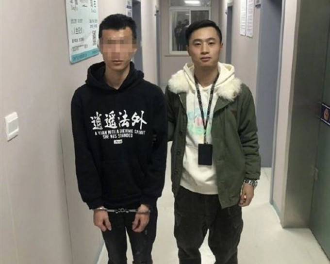 通緝犯身穿「逍遙法外」衛衣被警方發現身分並拘捕。江寧公安微博圖片