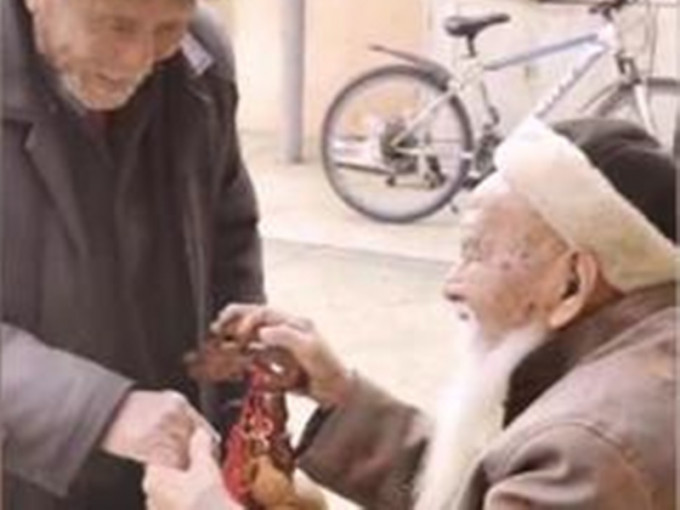 99歲的弟弟帶著一家人向106歲的哥哥拜年。網圖