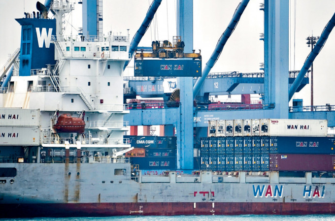 大陆宣布对台134项产品中止关税减让。图为货轮停靠高雄港区进行装卸作业。