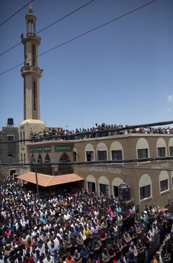 數以千計的巴勒斯坦人上街參加喪禮。AP