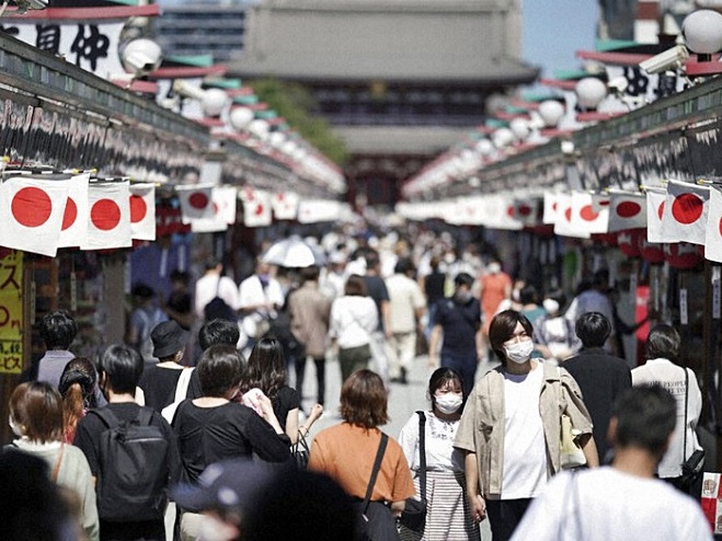 东京及大阪感染个案大减。AP资料图片