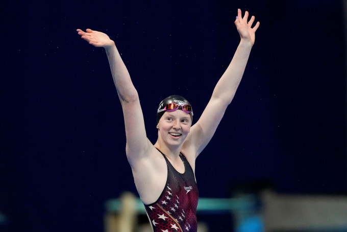 积歌比夺女子100米蛙泳金牌。AP