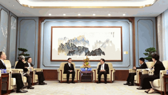 夏寶龍今日下午在北京會見高等法院首席法官潘兆初等香港法官及司法人員內地交流訪問團代表。（國務院港澳事務辦公室）
