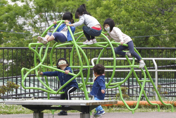 日本医学团体警告，2岁以下儿童佩戴口罩，或会发生呼吸困难，增加窒息的风险。AP
