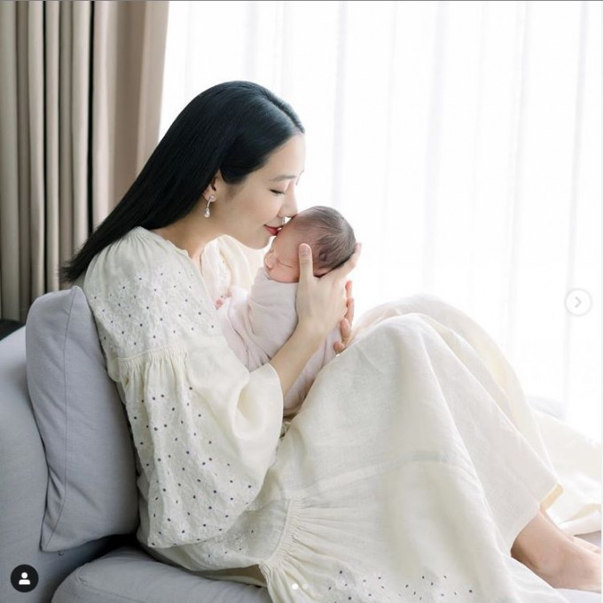 Kary分享母女溫馨照賀女兒滿月。