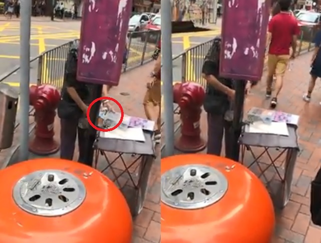 有网民表示，发现一名婆婆用间尺撩筹款箱，取出纸币（红圈示）。影片截图