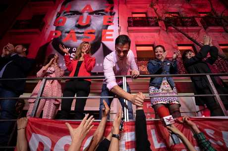 桑杰士（中）所属的西班牙社会劳工党虽得票率最高，但仍未过半数。AP