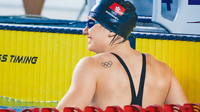 在左背纹上奥运五环，展示何诗蓓对冲击奖牌的决心。