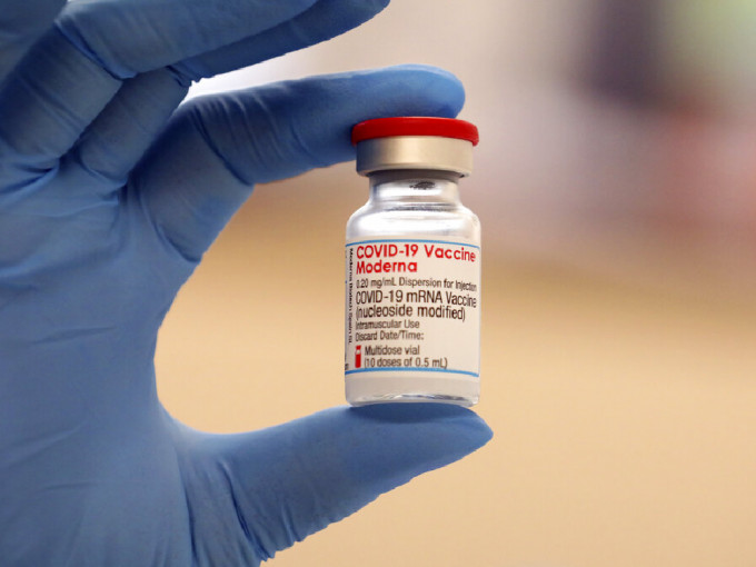 藥廠莫德納針對Omicron新變異病毒株的疫苗加強劑，最快明年3月面世。（美聯社）