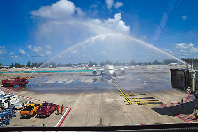■首架來自阿布扎比的航班，前日抵達布吉國際機場，機場舉行歡迎儀式。