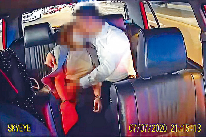 一對男女乘客在的士車廂親熱的片段在網上流傳。