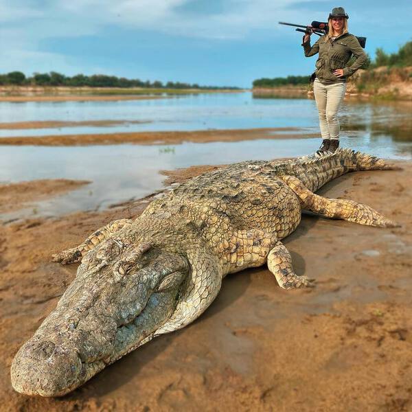 她讓網民猜測鱷魚的長度。Instagram截圖