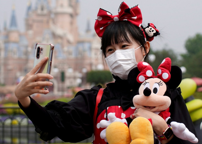 上海迪士尼不少遊樂設施都要排隊至少一小時。REUTERS圖片