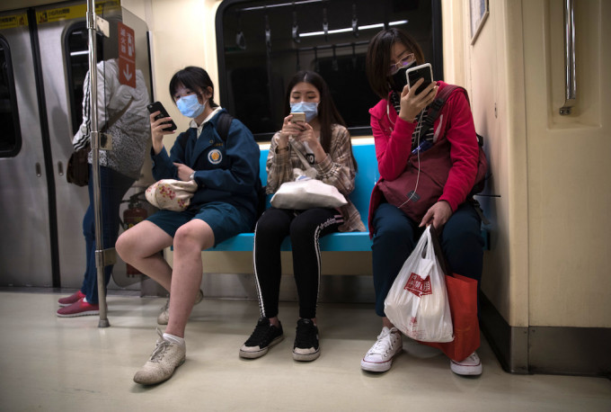 台灣宣布乘搭高鐵台鐵須戴口罩。 新華社圖片