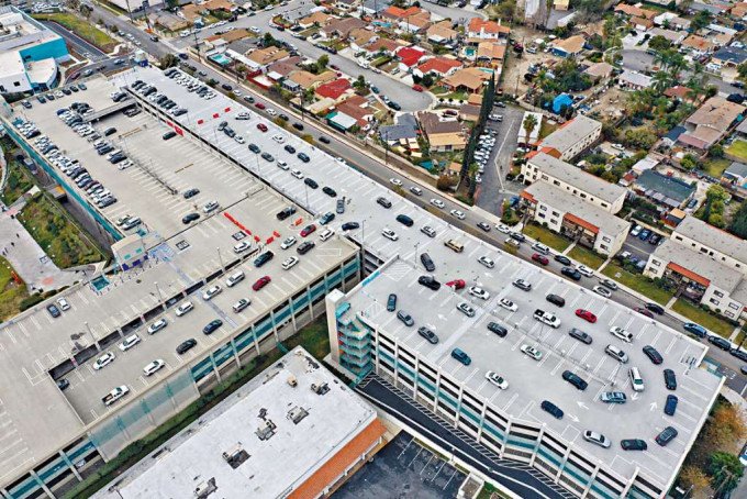 ■駕車民眾周一在加州凱薩醫療中心天台停車場，排隊等候新冠檢測。　