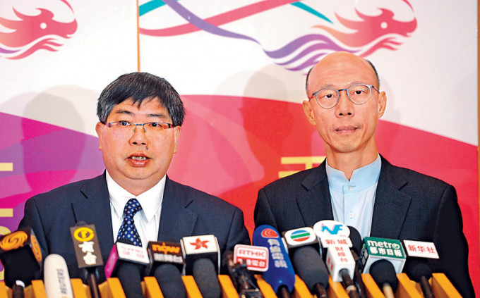 港府早在2016年推出《香港生物多樣性策略及行動計劃》，圖為時任環境局局長黃錦星（右）和時任漁農自然護理署署長梁肇輝（左）。
