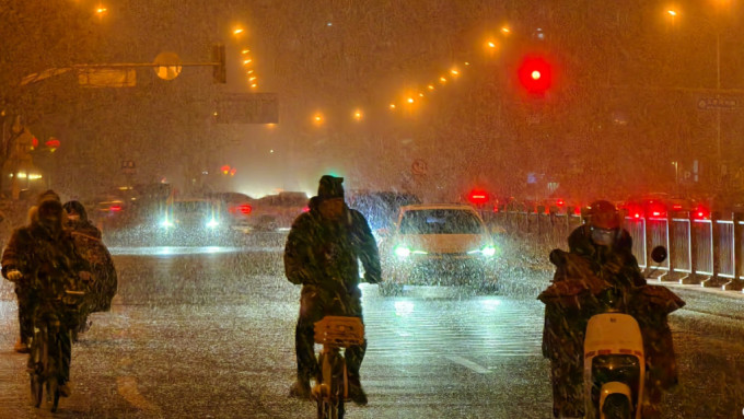 北京現龍年第一場初雪。（新華社）