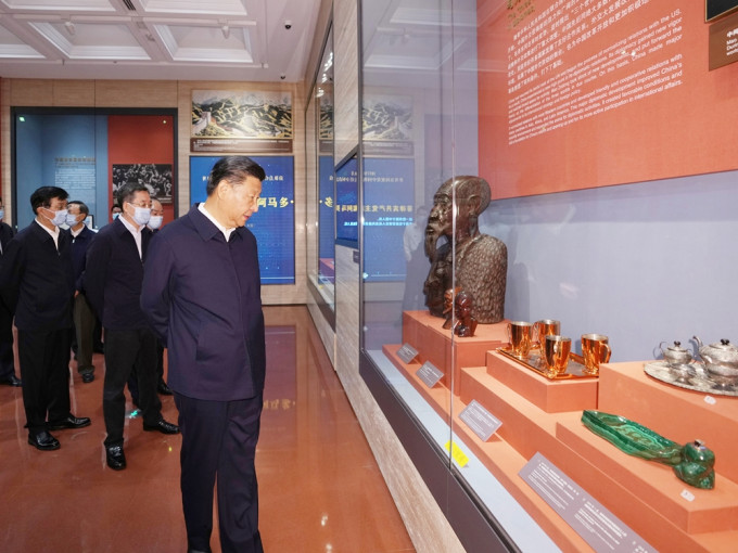 國家主席習近平參觀「黨和國家領導人外交活動禮品展」。新華社資料圖片