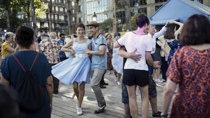 民眾在巴黎塞納河畔跳舞慶祝衞生緊急狀態結束。AP
