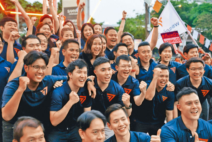 泰国在野前进党的年轻候选人，周五在曼谷集会造势。