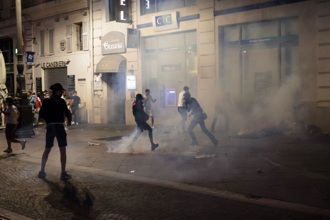 巴黎爆发球迷骚乱。AP图片