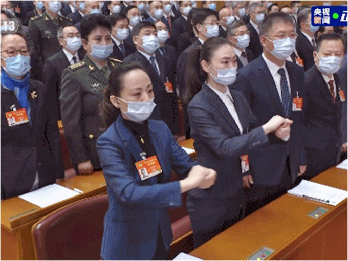 全国政协委员、中国残疾人艺术团团长邰丽华用手语「演唱」国歌。央视截图