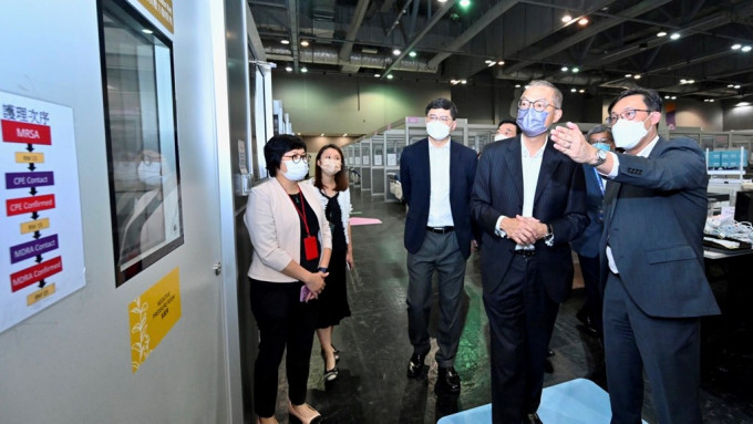 盧寵茂視察位於亞洲國際博覽館內的新冠治療中心。網誌圖片