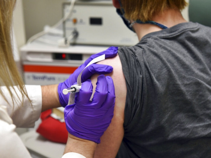 根據《華爾街日報》報道，輝瑞疫苗周五起會由聯合航空安排包機付運。AP圖片