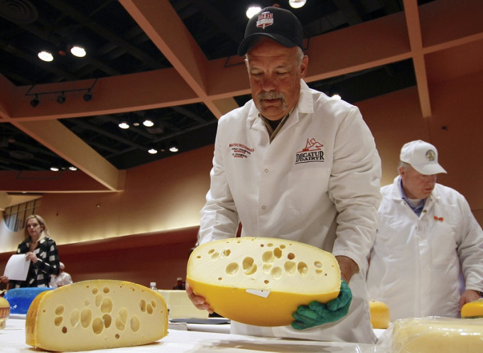 美国威斯康辛州周二举行历来最大规模的芝士、牛油及乳酪大赛。AP