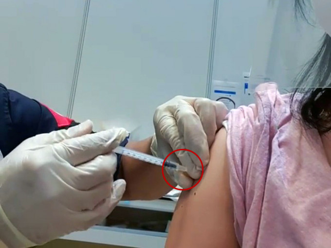 马来西亚一名医护被拍下打针失误，针头脱离注射器，打一针流掉半剂。IG图。