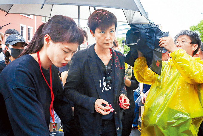 何韵诗于二〇一九年在台北参加「台港大游行」活动，受访时遭蒙面男子泼红漆。