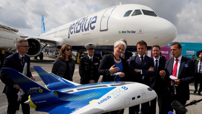 今年航空展，空中巴士簽獲最大訂單，法國總統馬克龍在空中巴士總裁Guillaume Faury陪同下，參觀航空展。  路透社