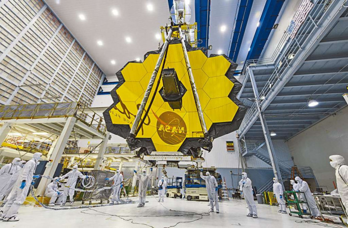 ■二○一七年技術人員組裝韋伯太空望遠鏡時用起重機吊起主鏡。
