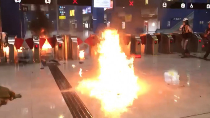 大围站被示威者纵火。影片截图