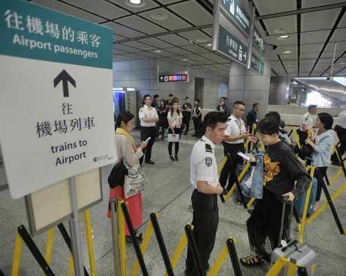機場快綫只經香港站至機場站。資料圖片