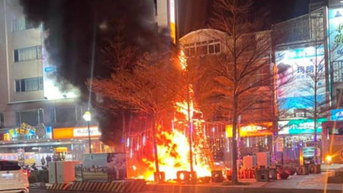 台灣苗栗有公園的大型聖誕樹裝置，被民眾放煙花引燃燒毀。Facebook
