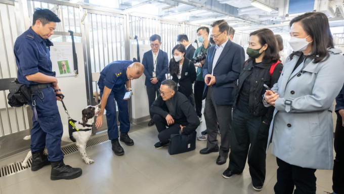 立法会议员参观海关搜查犬课位于港珠澳大桥基地内的搜查犬犬舍。