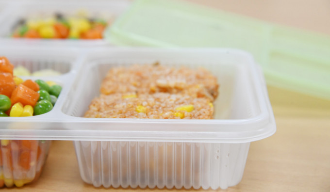 柯沧渊提议学校可教导学生饭后将饭盒与厨馀分开，令垃圾体积减少。 何健勇摄