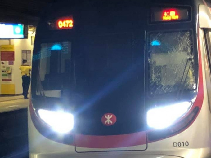 肇事列車擋風玻璃碎裂。「大埔 TAI PO」群組FB圖片