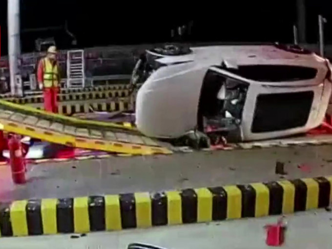 汽車撞收費站石壆騰空飛起4人受輕傷。