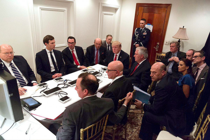 白宮官員沒有透露特朗普出席「戰情室」會議那幅照片是誰拍的。