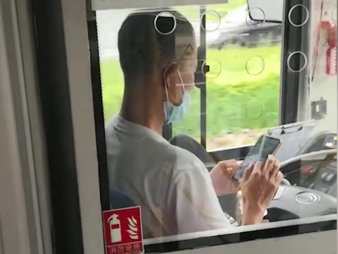長春一名巴士司機被乘客發現行駛過程中雙手鬆開軚盤玩手機。網圖