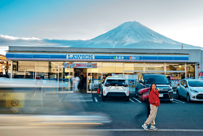 河口湖的Lawson便利店前，是拍攝富士山的熱門地點。