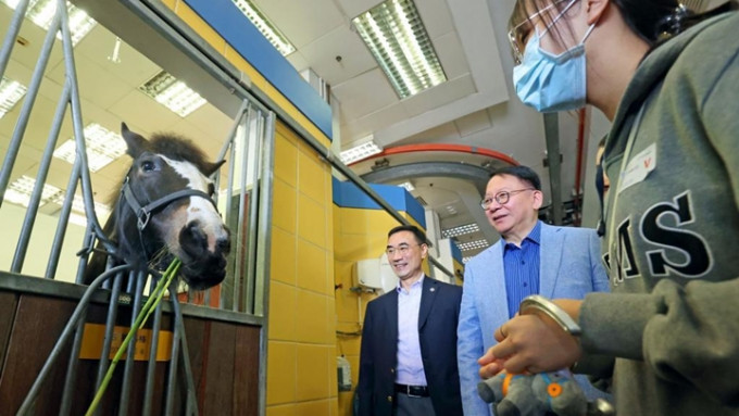 馬會主席利子厚（左）、政務司司長陳國基（中）與共創明「Teen」學員參觀馬醫院，交流互動。
