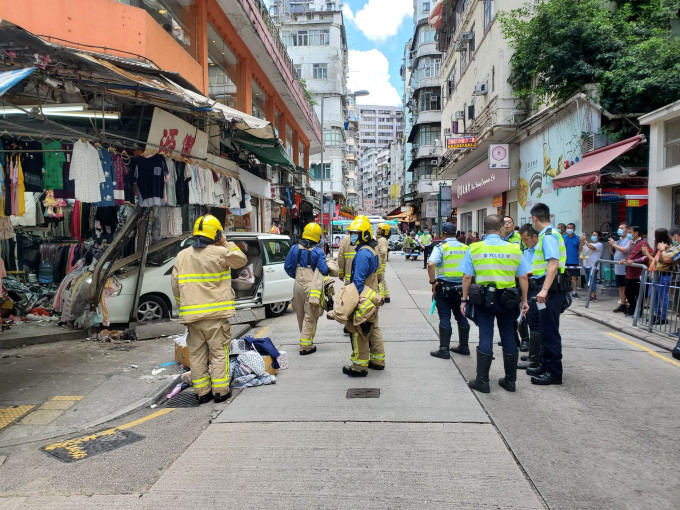 七人车直撞向行人路上的一个服装店。梁国峰摄