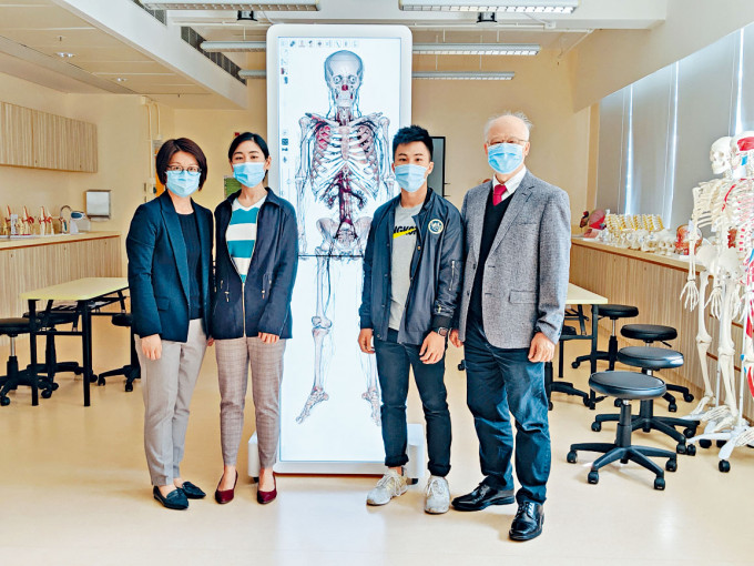 蔡靜雯（左一）指，明專購置模擬解剖機專供物理治療學學生使用，呂均浩（右二）和韓穎琳（左二）兩人在解剖學課堂上可以用到。