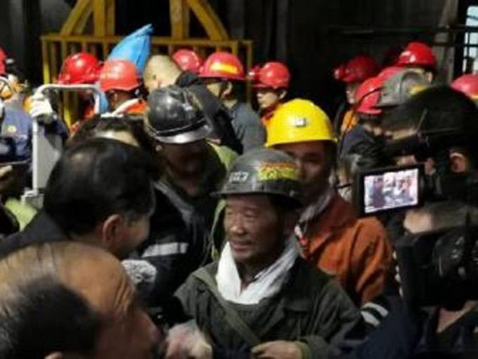 黑龙江双鸭山煤矿冒顶事故7名被困矿工全部获救。(网图)